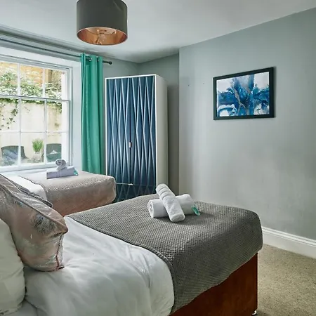 Stylish 2 Bedroom In Clifton - Garden Apartment Bristol