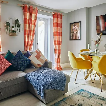 Stylish 2 Bedroom In Clifton - Garden Apartment Bristol
