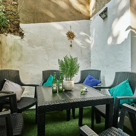 Stylish 2 Bedroom In Clifton - Garden Apartment *